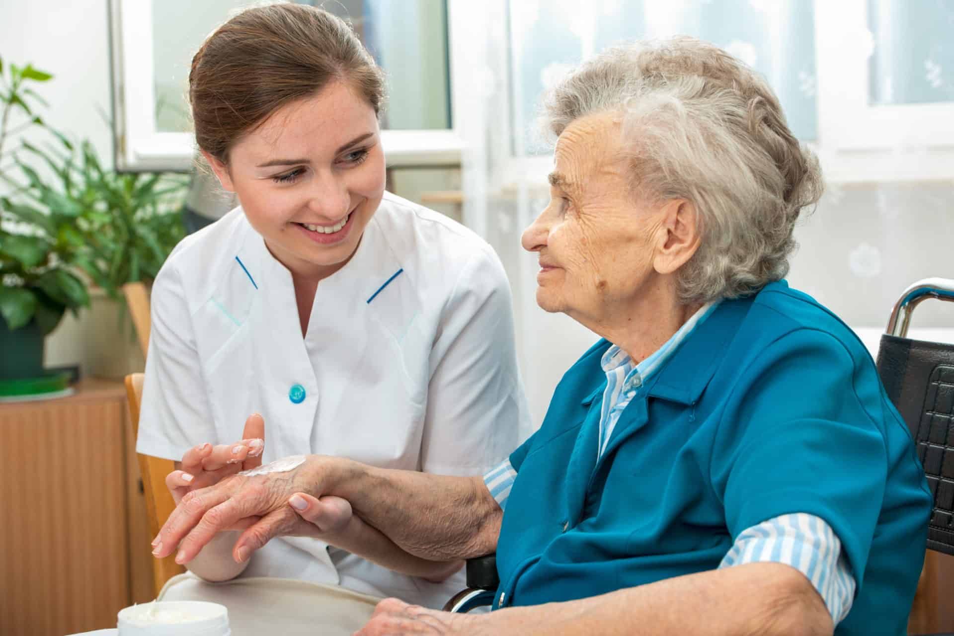 Nurse,Assists,An,Elderly,Woman,With,Skin,Care,And,Hygiene